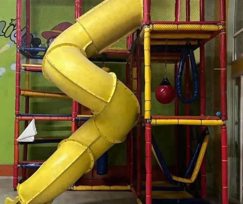 Tobogán en espiral del área de juegos