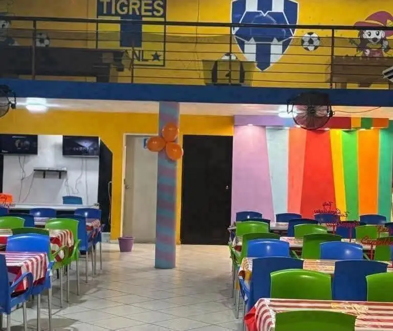 Segundo piso con mural de Tigres y Rayados