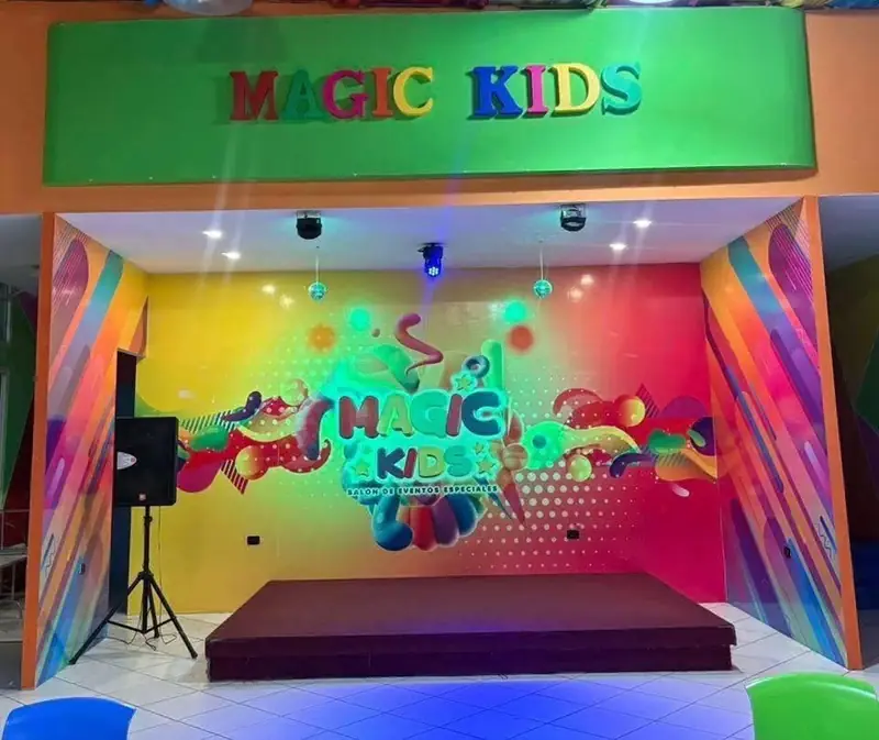 Escenario con el letrero Magic Kids