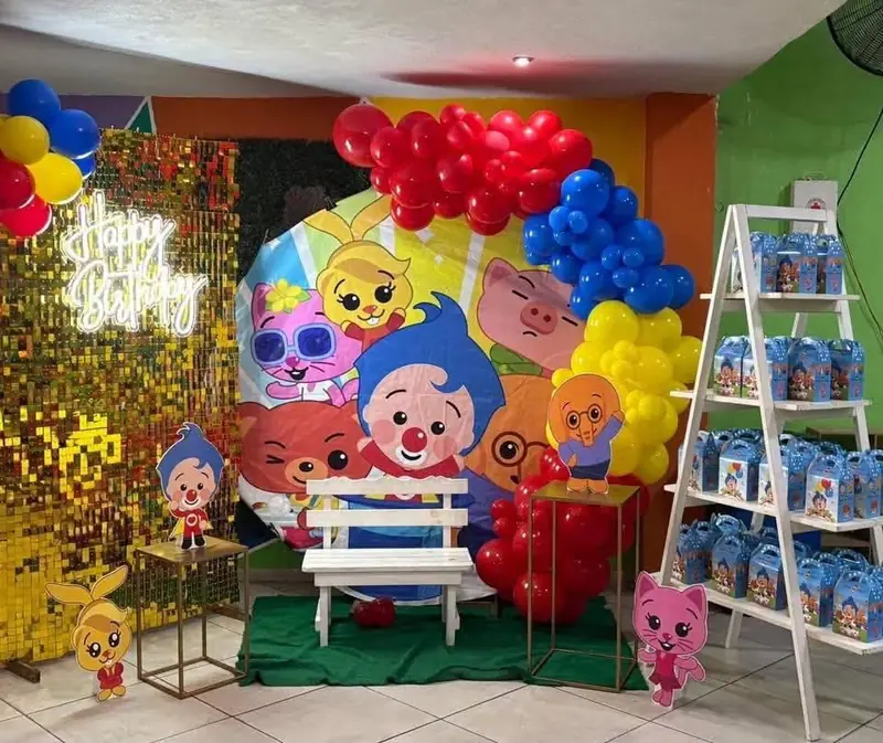Backdrop de globos y torre de dulceros